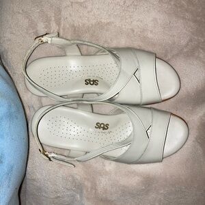 SAS Cream Sandals Comfortable Slip-On Design
Made in the 🇺🇸